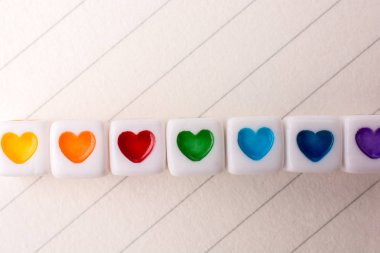 Kağıt üzerinde kalbi olan renkli küpler.