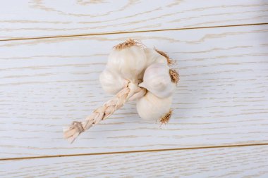 Ahşap dokusu üzerinde yerleştirilen sarımsak karanfil