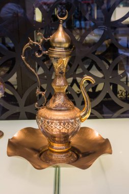 Görünüşte çok eski tarz metal ewer su kavanozu