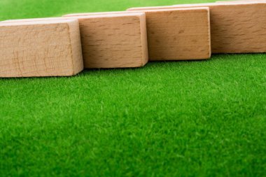Tahta domino taşları yeşil çimlerde