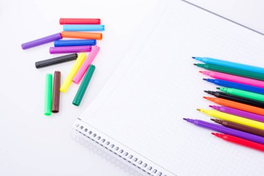 Bir dizüstü bilgisayar üzerinde renkli Keçeli Kalemler