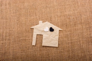 Tuvalin arka planında kağıttan kesilmiş kalp şeklinde.