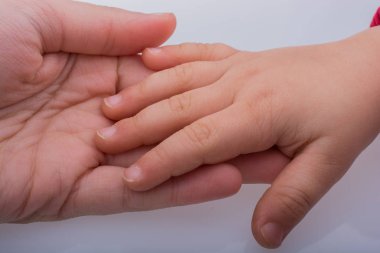 Çocuk ve kocaman elleri üzerinde beyaz bir backgkround birlikte