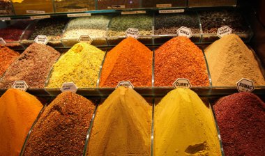 Baharat Pazarı 'nda çeşitli baharatlar