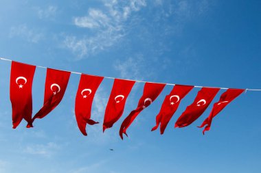 Türk ulusal bayrağı açık havada iple sallanıyor