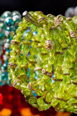 Bir pazarda çeşitli renkte renkli boncuklar