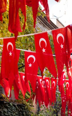 Türk ulusal bayrağı açık havada sokakta bir ipe asılı duruyor