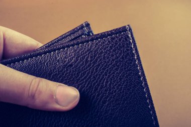 El tasarruf ve finans kavramında kahverengi deri cüzdan
