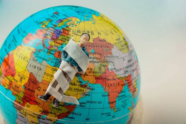 Bandajlara sarılı küçük bir insan figürü.