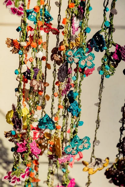 Arkaplan olarak Türk renkli iğneler işlemeli çiçekler