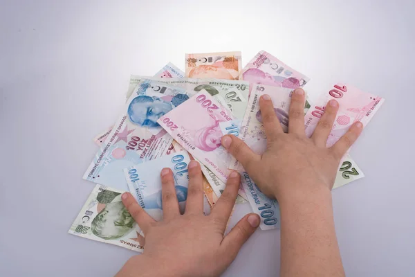 白い背景の上 Turksh トルコリラ紙幣を持っている手 — ストック写真