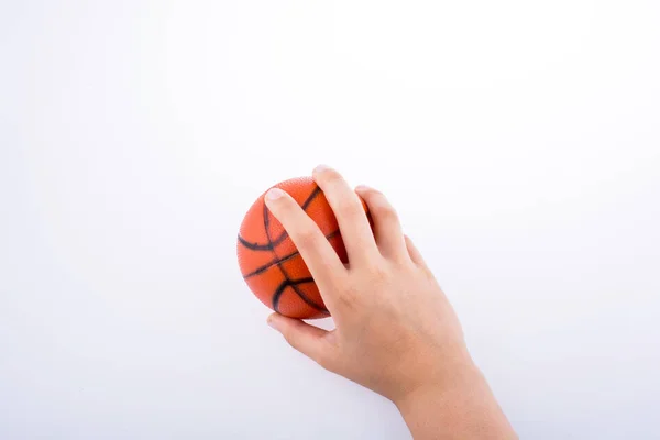 手拿着白色背景上的橙色篮球模型 — 图库照片