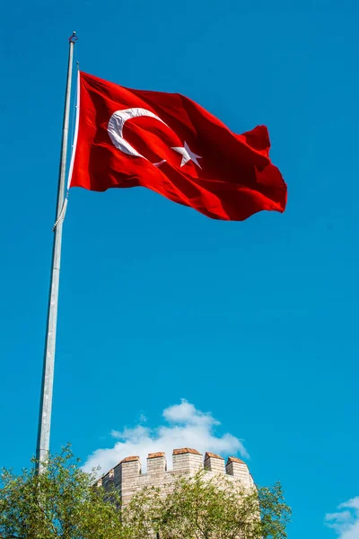 Bandera Nacional Turca Cuelga Aire Libre Una Torre — Foto de Stock