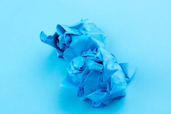 Papel Arrugado Puesto Agua Fondo Azul —  Fotos de Stock
