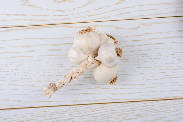 Ahşap dokusu üzerinde yerleştirilen sarımsak karanfil