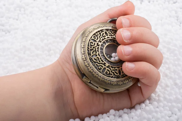 Beyaz arkaplandaki Retro tarzı cep saati