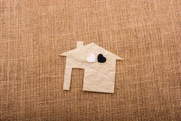 Tuvalin arka planında kağıttan kesilmiş kalp şeklinde.