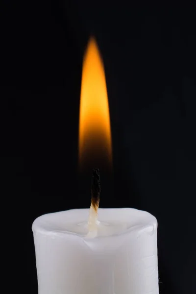 Brennende Weiße Kerze Auf Schwarzem Hintergrund — Stockfoto