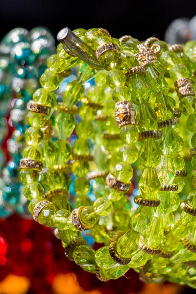 Bir pazarda çeşitli renkte renkli boncuklar