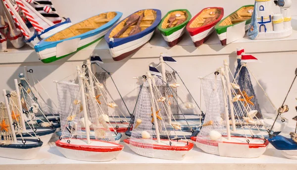 Küçük renkli model tekneler.
