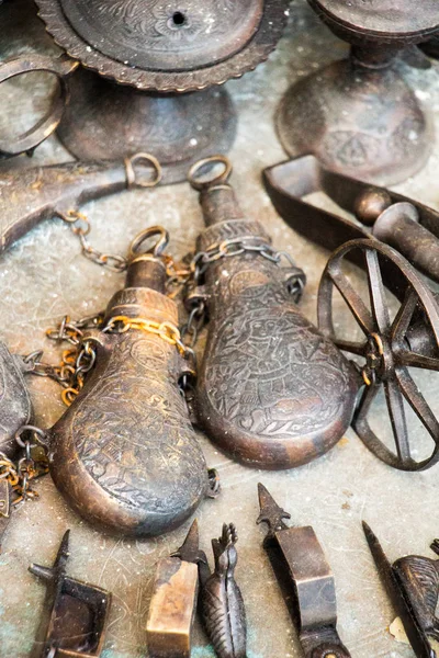 Manzarada eski moda şişe kantini var.