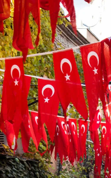 Türk ulusal bayrağı açık havada sokakta bir ipe asılı duruyor