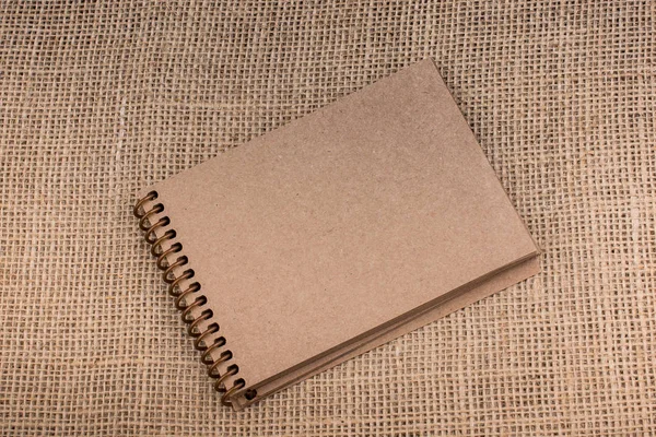 Bruine Kleur Notebook Geplaatst Een Canvas Achtergrond — Stockfoto
