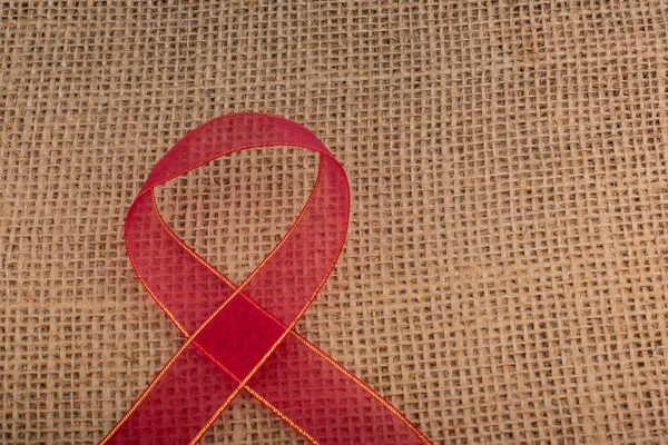 Arka plan doku olarak kahverengi renk keten tuval üzerine kırmızı bant