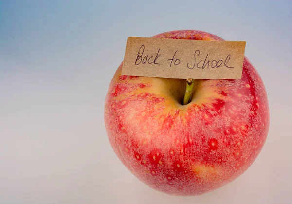 Kırmızı elmayla okula dönüş teması