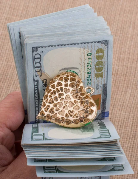 Amerikan 100 dolarlık banknot bir kalp ile el klip