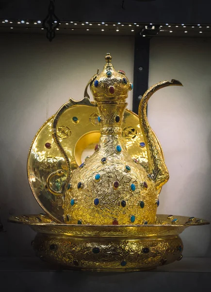 Antika pazarında doğu usulü antik metal sürahi.