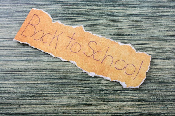 Επιστροφή Στο Σχολείο Διατύπωση Ένα Κομμάτι Σκισμένο Χαρτί — Φωτογραφία Αρχείου