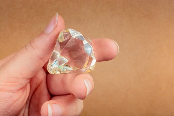 Ψεύτικη Πέτρα Διαμάντι Στο Χέρι Υπό Πρίσμα — Φωτογραφία Αρχείου