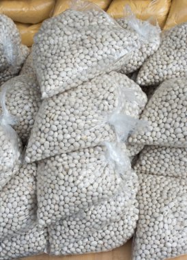 Plastik ambalajlı beyaz fasulyeler