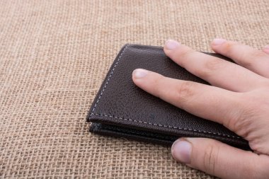 El tasarruf ve finans kavramında kahverengi deri cüzdan