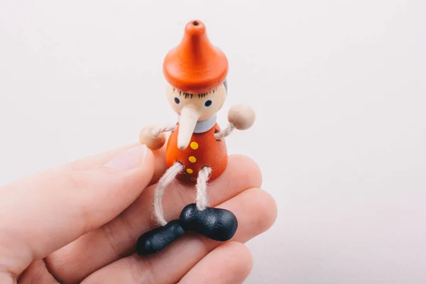 Pinocchio Puppe Der Hand Auf Weißem Hintergrund — Stockfoto
