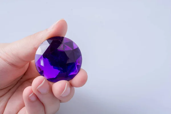 Mano Che Tiene Diamante Viola Uno Sfondo Bianco — Foto Stock