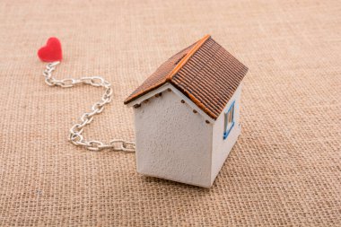 Model ev ve tuval üzerine bir kalp ile zincir