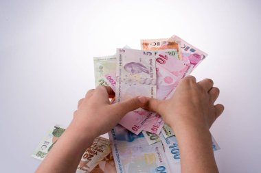 Turksh Lirası banknotlar beyaz arka plan üzerinde tutan el