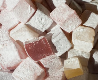 Bir sürü geleneksel Türk Lokum şekeri.