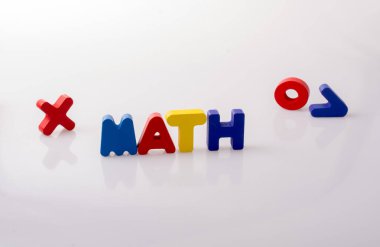 beyaz üzerine renkli harf bloklarıyla yazılmış KID sözcüğü