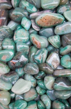 Belli bir tipte doğal mineral değerli taşlar.