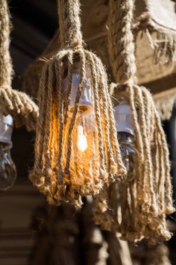 Dekoratif antika edison tarzı iplik ampulleri asılıydı.