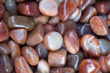 Belli bir tipte doğal mineral değerli taşlar.