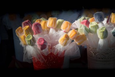 Barlar gül şeklinde renkli çorba topluluğu