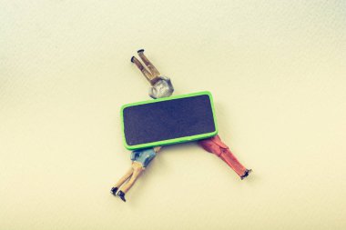 Mini ilan panosunun etrafındaki küçük adamlar...