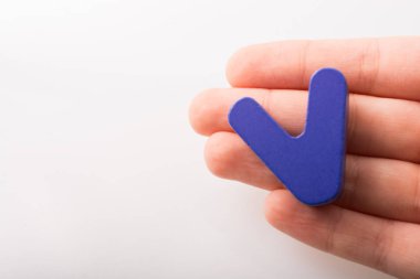 Tahtadan yapılma V harfi küpü.