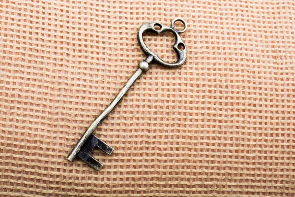 复古风格的装饰钥匙放在织物纹理 — 图库照片