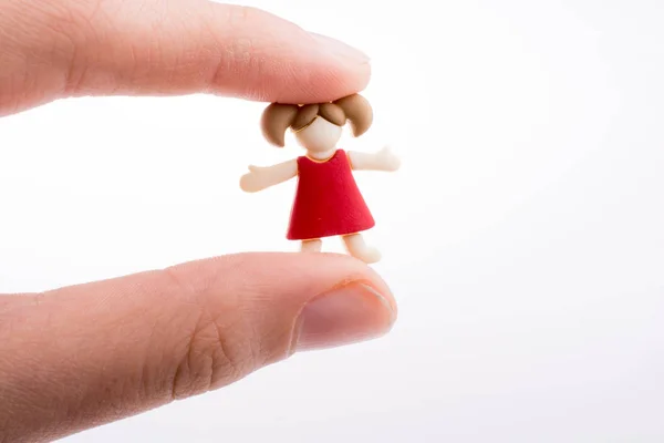 Mano Sosteniendo Una Figura Infantil Sobre Fondo Blanco — Foto de Stock