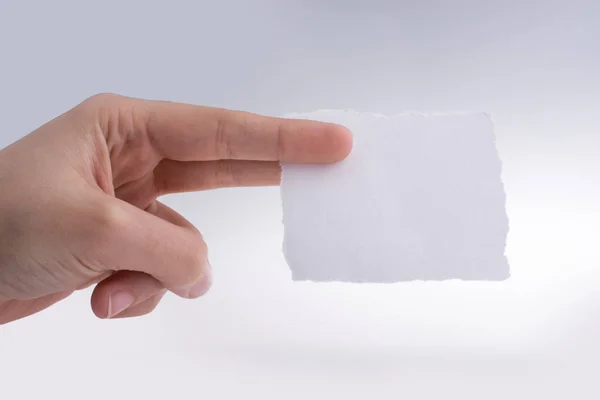 Χέρι Κρατώντας Κομμάτι Σχισμένο Χαρτί Λευκό Φόντο — Φωτογραφία Αρχείου